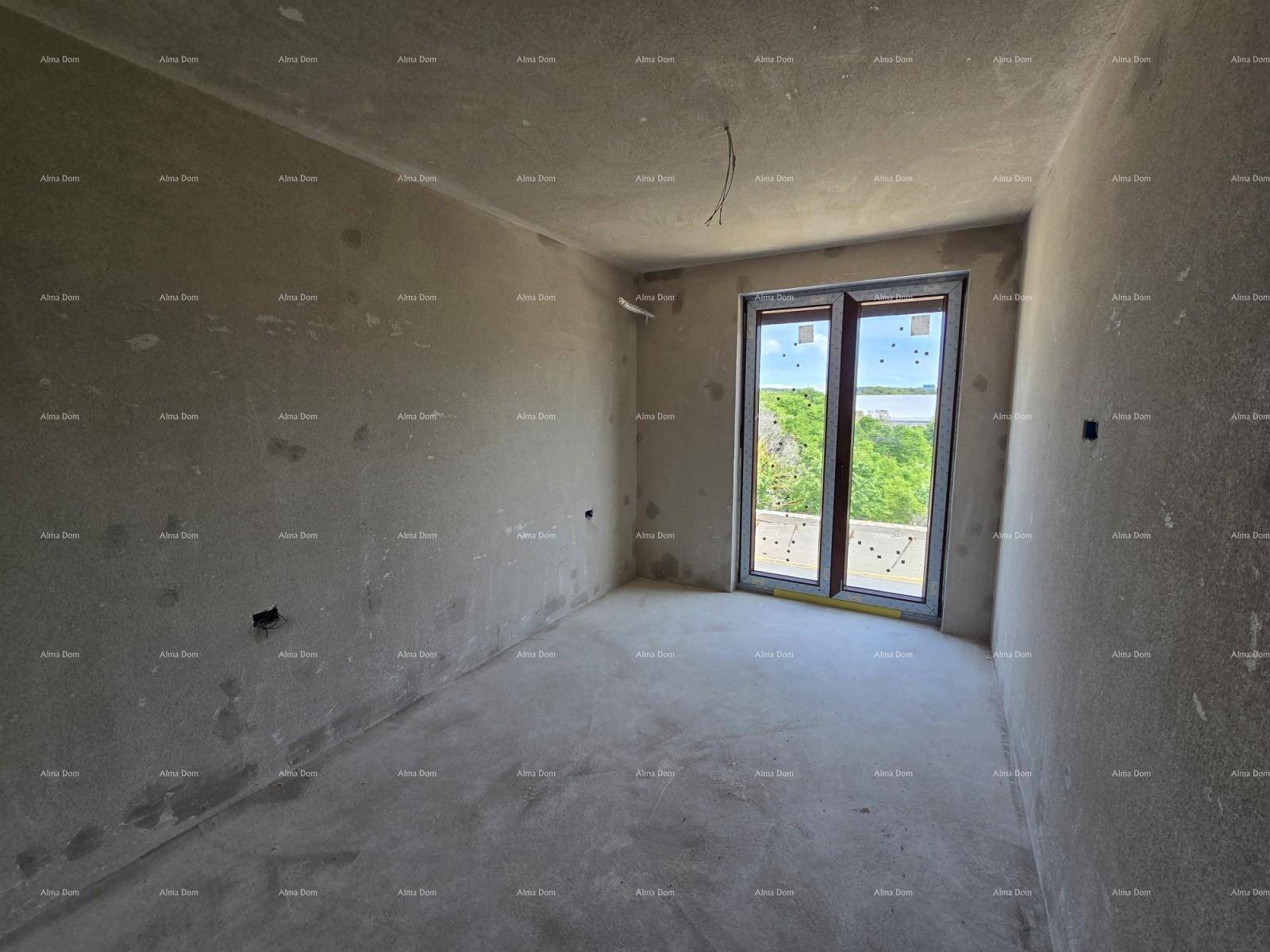Unfertiges Schlafzimmer mit Zugang zu einem Balkon oder einer Terrasse und Betonboden.