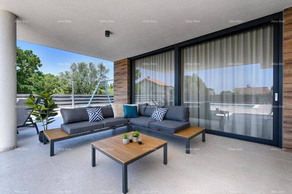 Gemütliche überdachte Terrasse mit Lounge-Möbeln und Blick ins Grüne, perfekt zum Entspannen.