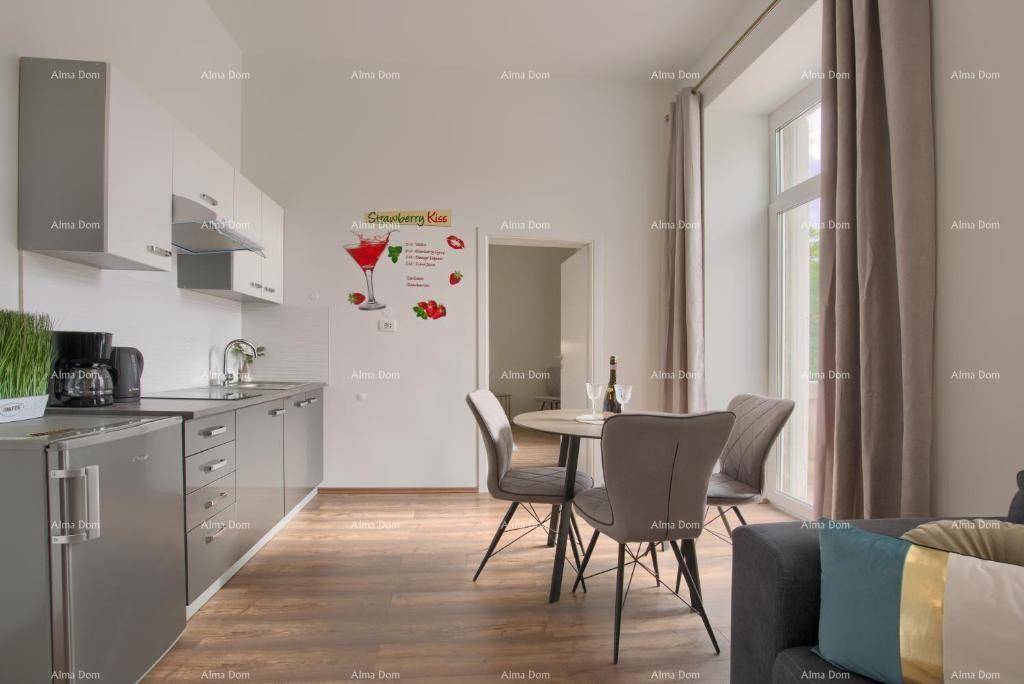 Moderne Küchenzeile und Essbereich in einem offenen Wohnraum mit Holzboden.