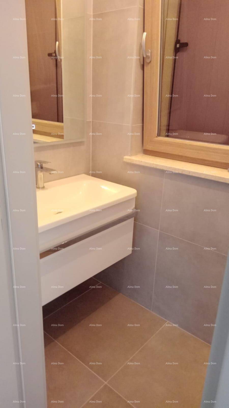 Waschbeckenbereich im Badezimmer mit modernem Unterschrank und Fenster.