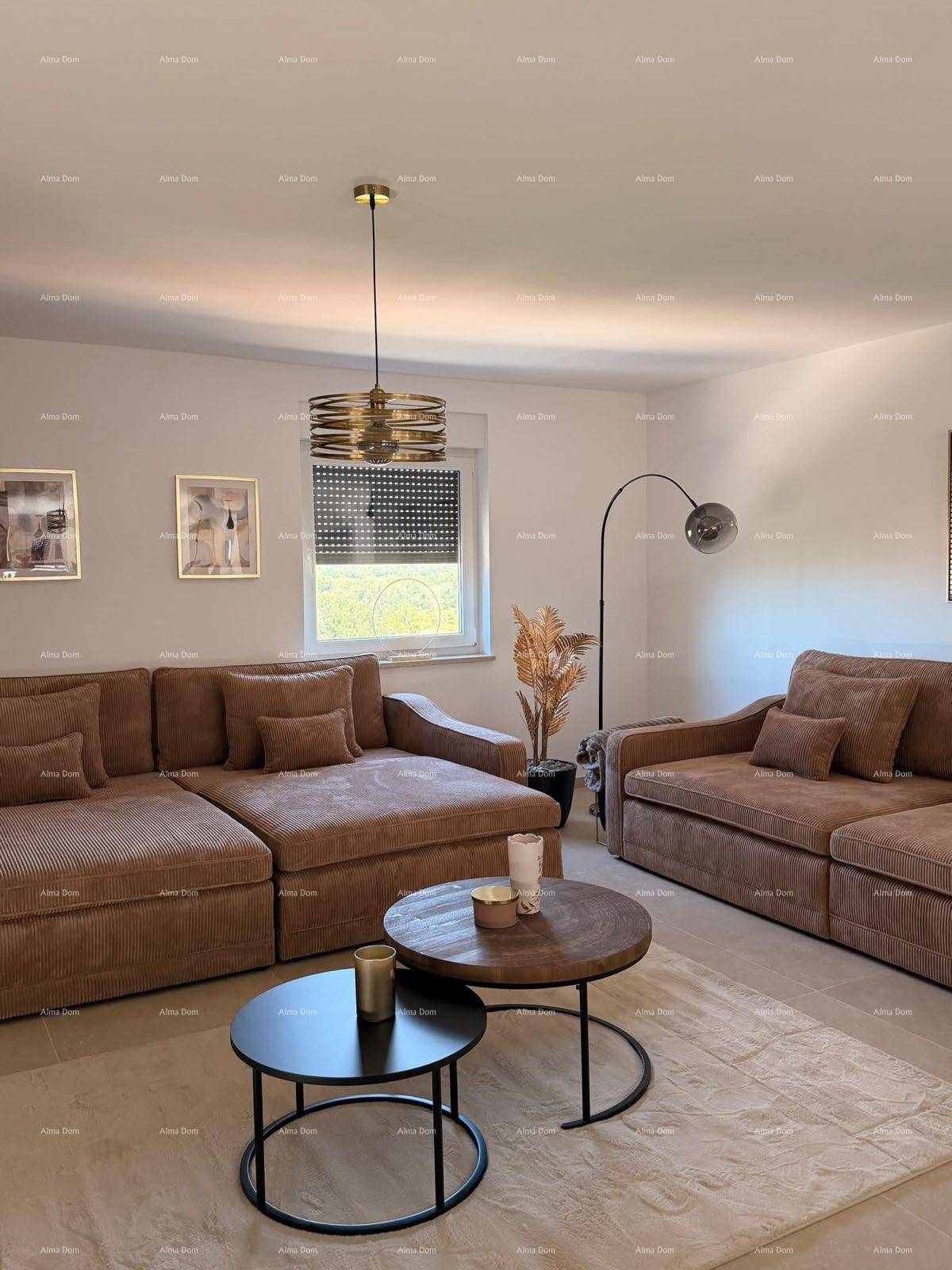 Geräumiges Wohnzimmer mit beigem Ecksofa, Couchtischen und großem Fenster.