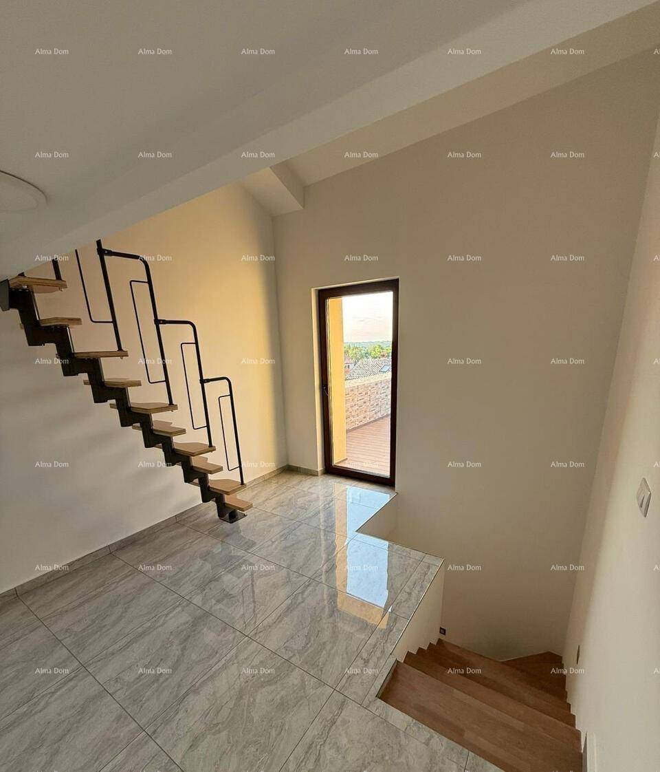 Heller Eingangsbereich mit Fliesenboden und einer modernen Treppe, die zu einer Außentür führt.
