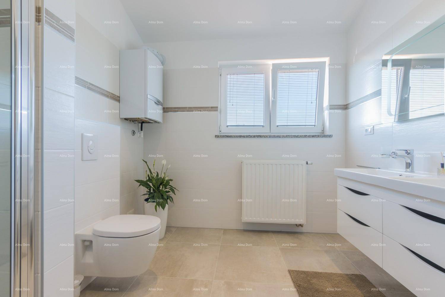 Modernes Badezimmer mit wandhängendem WC, Fenster, Heizkörper und elegantem Waschtisch.