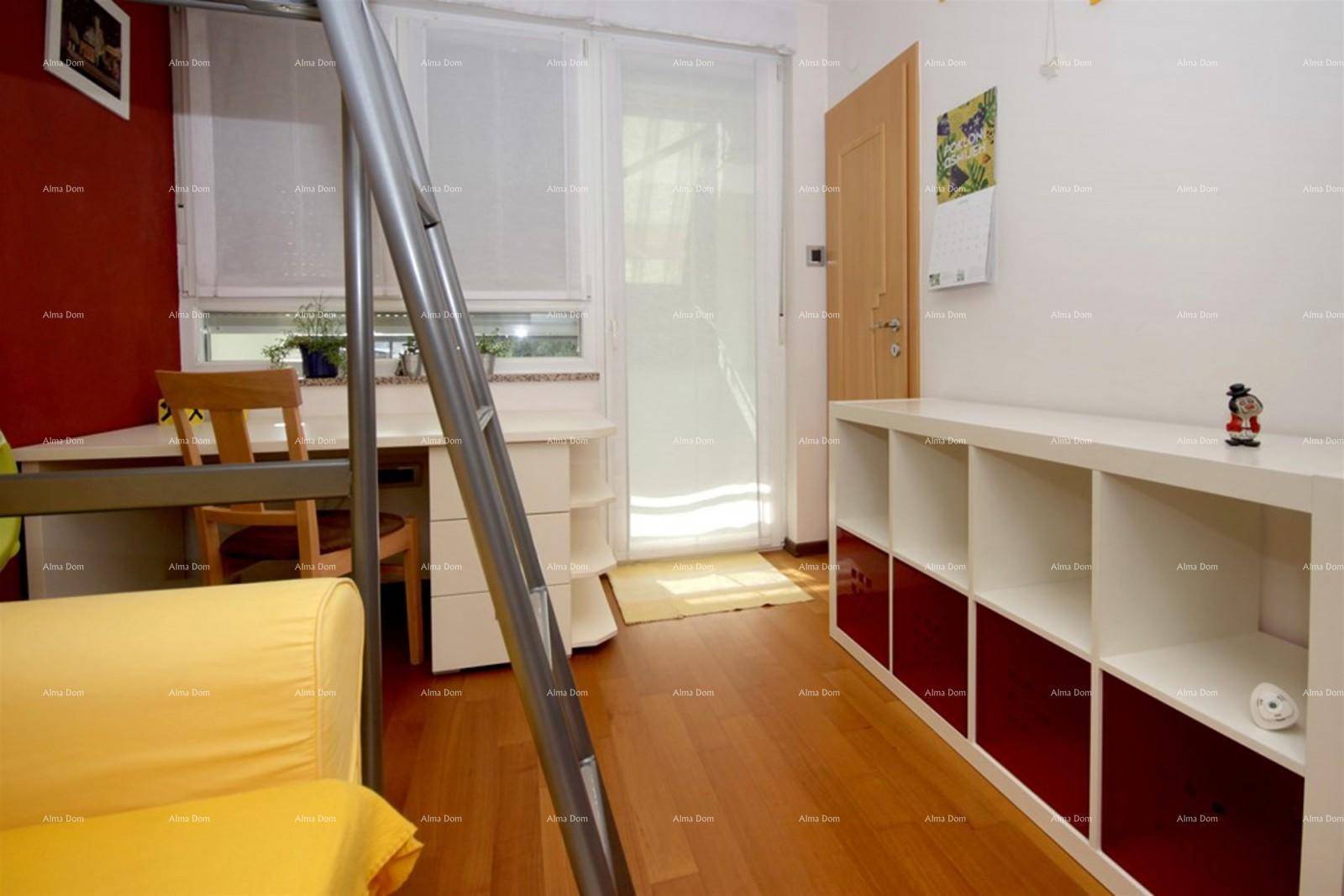 Kinderzimmer mit Etagenbett, Schreibtisch und Stauraum, hell und funktional.