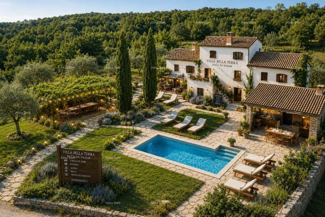 Panoramablick auf eine mediterrane Villa mit Pool, weitläufigem Garten und umgebender Naturlandschaft.