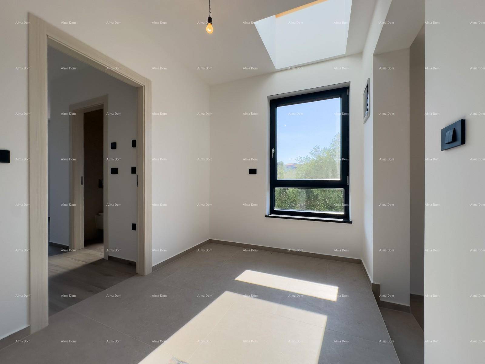 Heller Raum mit großem Fenster und Oberlicht, das viel natürliches Licht spendet.