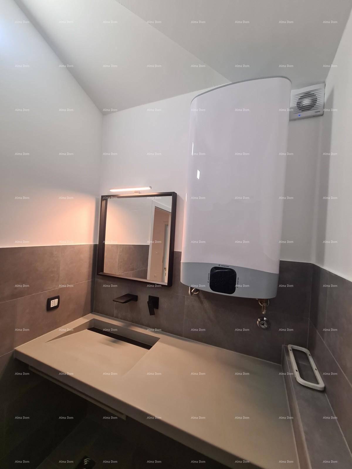Modernes Badezimmer mit Waschbecken, Warmwasserbereiter und Abluftventilator.