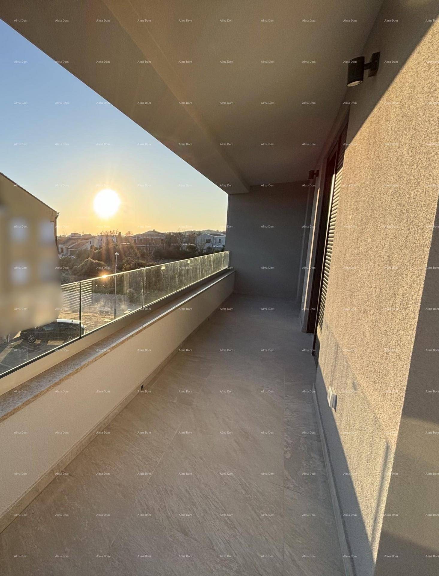 Langer Balkon mit Glasgeländer und Fliesenboden, bietet einen weiten Blick bei Sonnenuntergang.