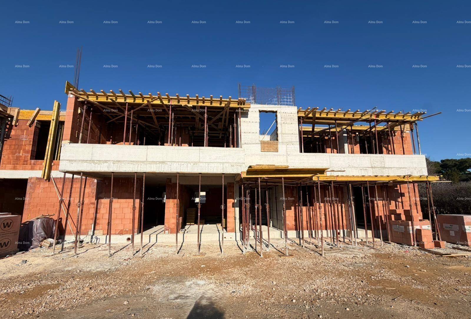 Vorderansicht eines im Bau befindlichen Gebäudes mit Betondecken und Gerüstkonstruktionen.
