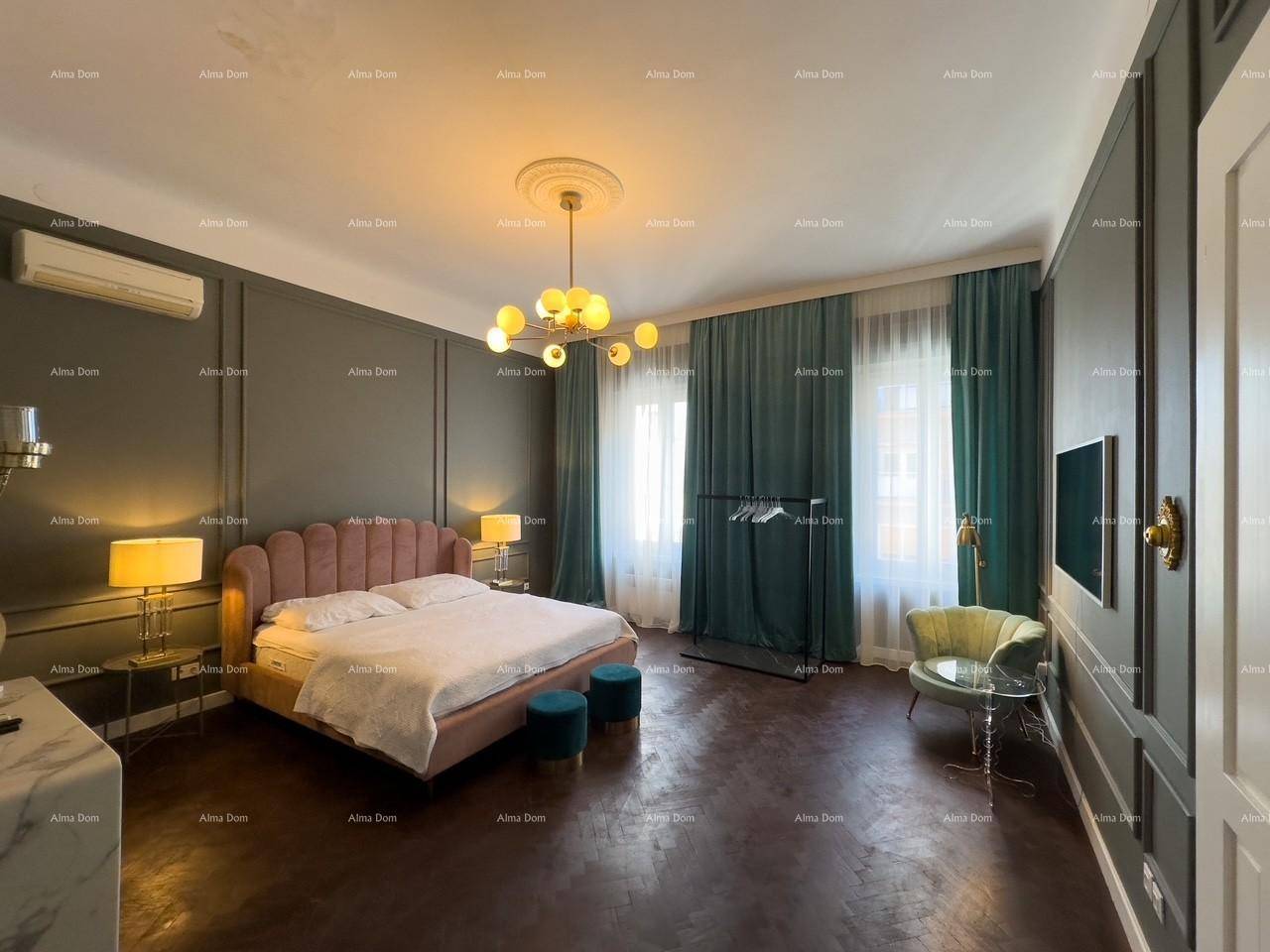 Elegantes Schlafzimmer mit dunklem Parkettboden, Zierleisten an den Wänden und einem modernen Kronleuchter.