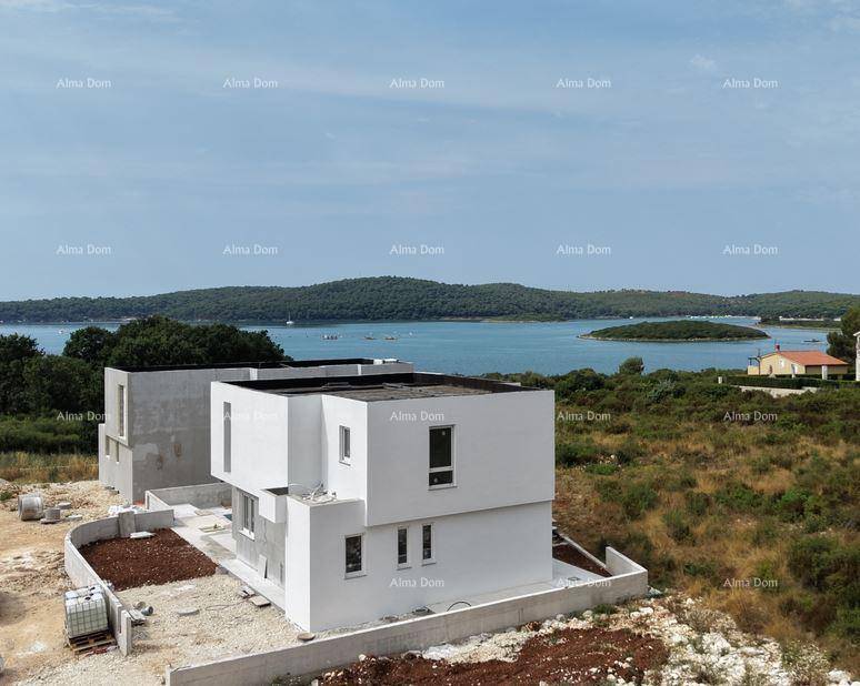 Neubauprojekt mit zwei modernen Häusern und weitem Blick über das Meer und die Küstenlandschaft.