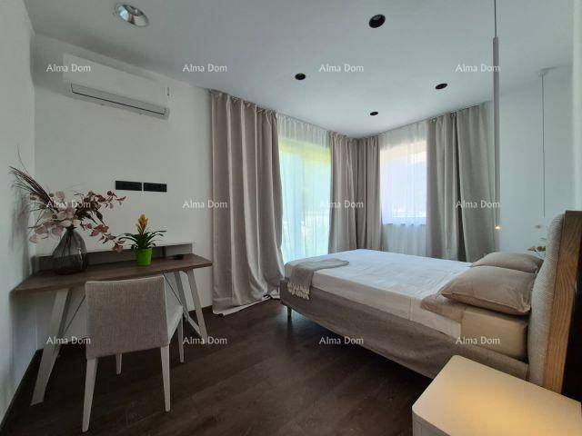 Schlafzimmer mit Doppelbett, Schreibtisch und Klimaanlage für angenehmes Raumklima.