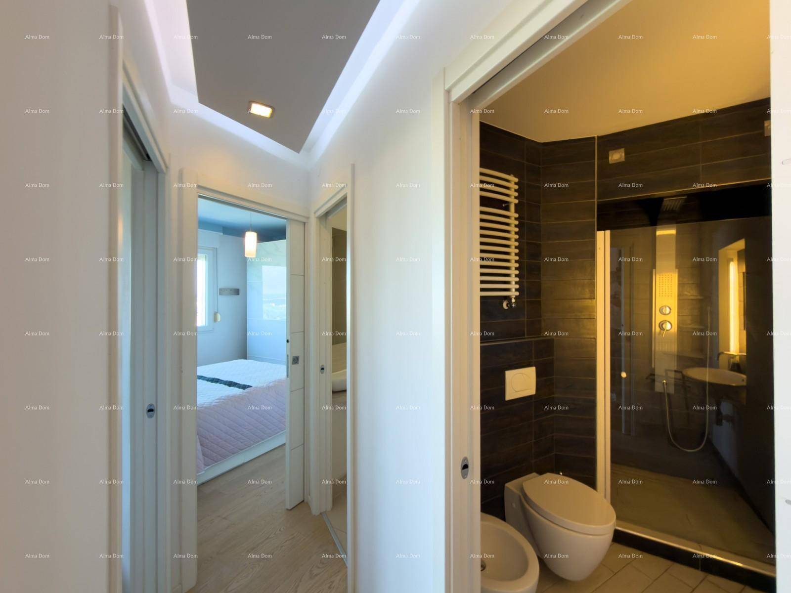 Heller Flur mit Zugang zu Schlafzimmer und modernem Badezimmer mit Dusche.