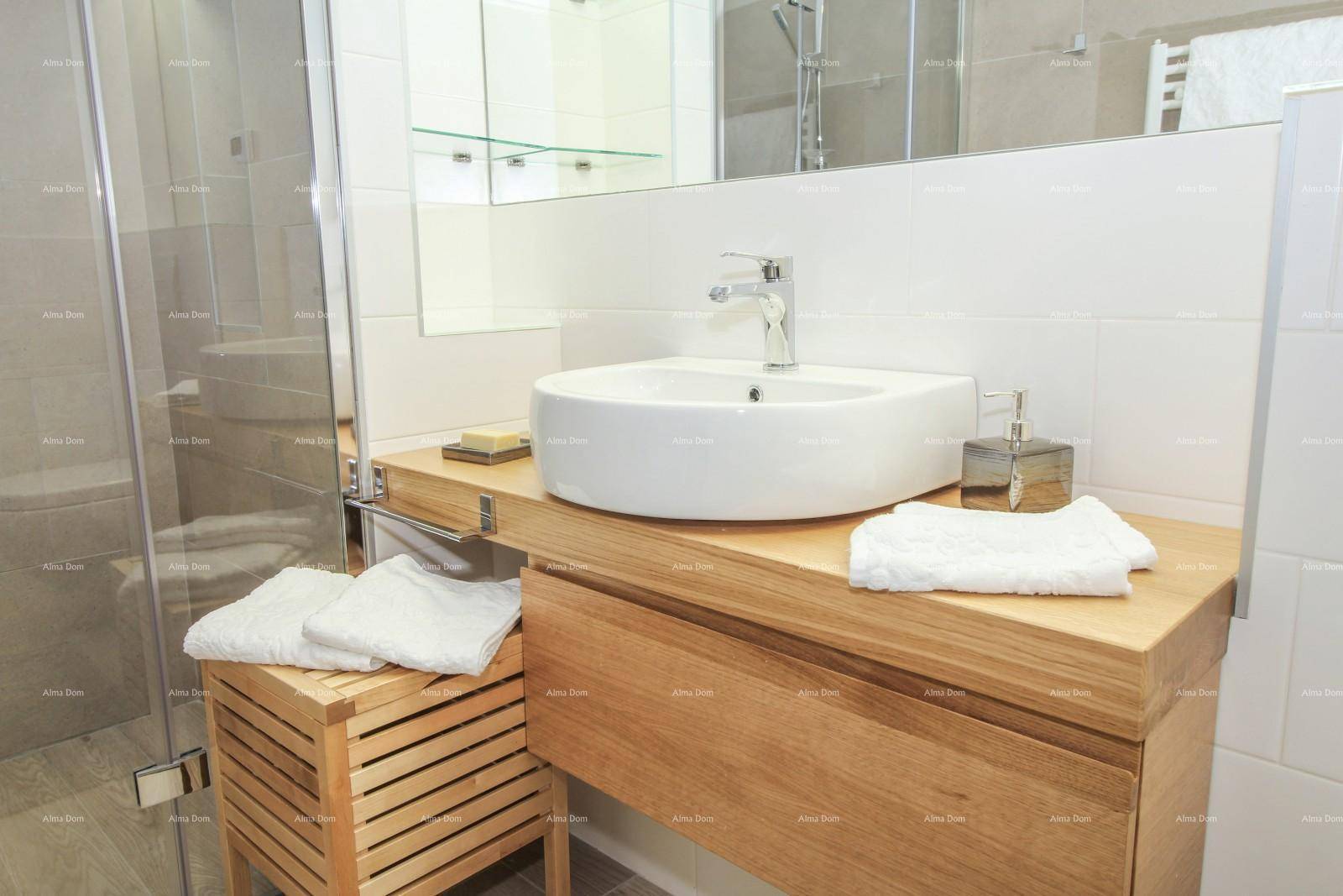 Moderner Waschtisch aus Holz mit Aufsatzwaschbecken und minimalistischem Design.