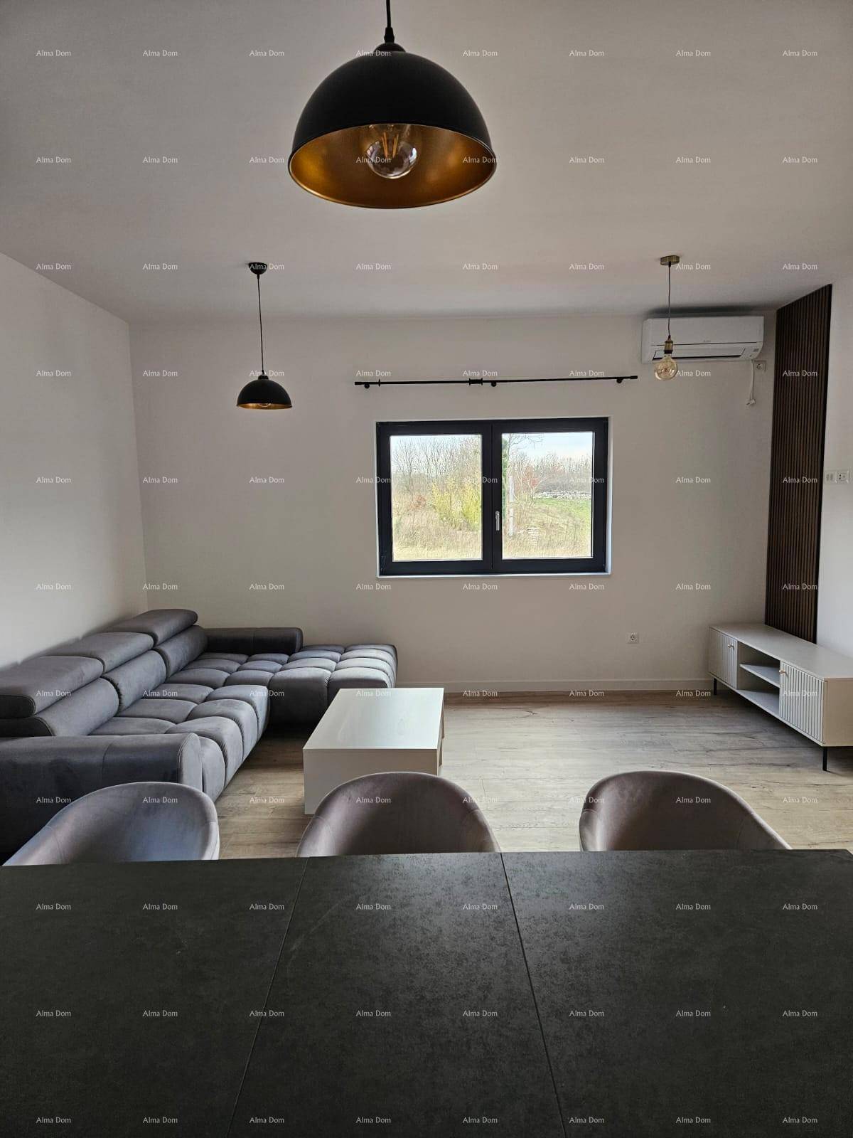 Geräumiger Wohn- und Essbereich mit Sofa, Esstisch und Klimaanlage.