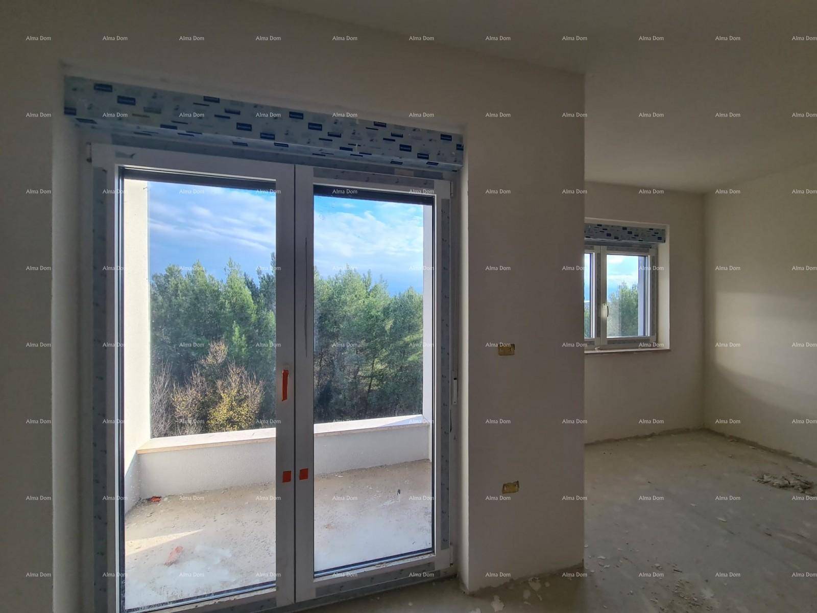 Heller Rohbau-Raum mit weitem Blick ins Grüne und auf das Meer durch große Fenster.