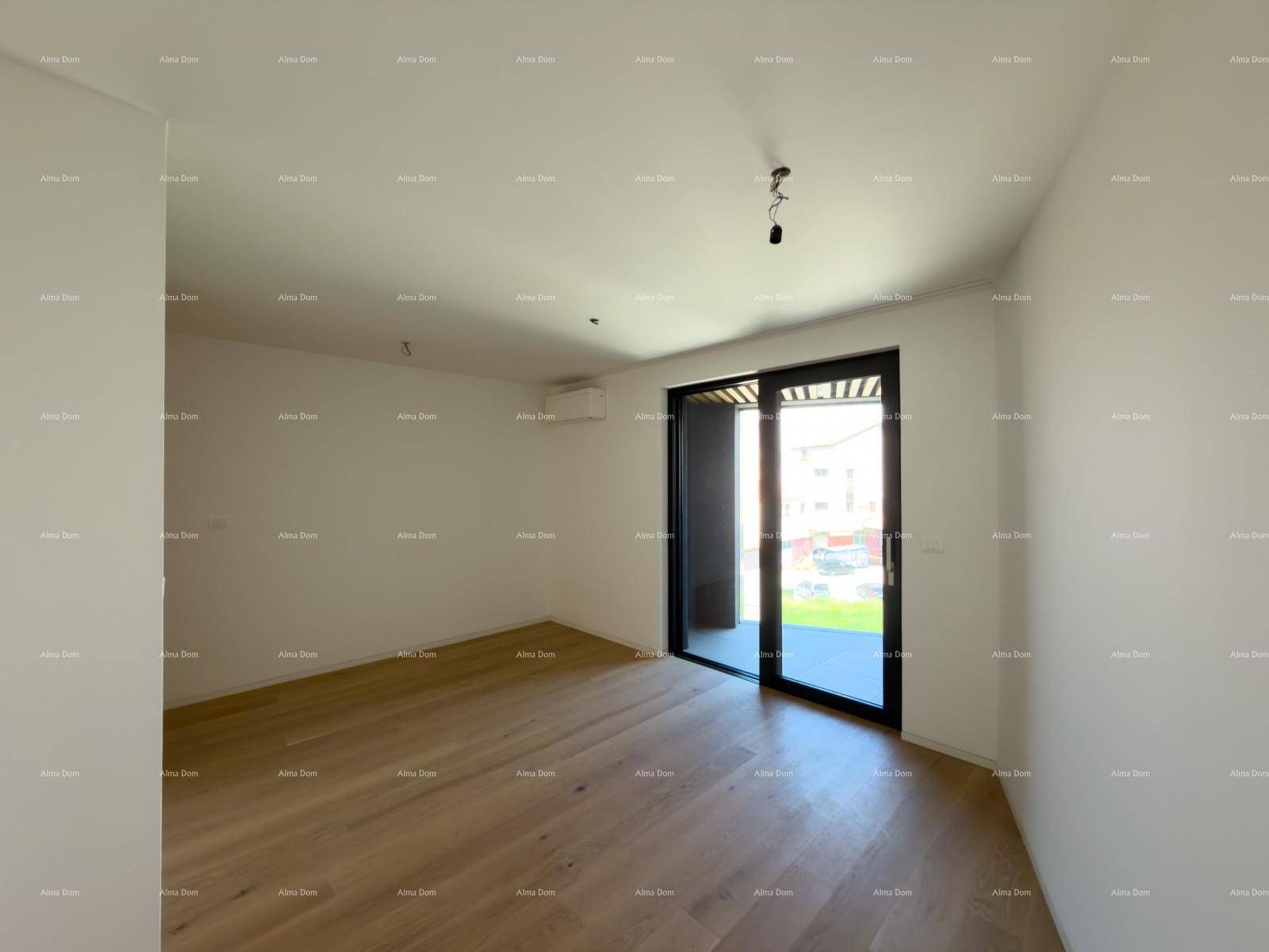 Helles Zimmer mit Holzboden und großer Schiebetür, die zum Garten führt.