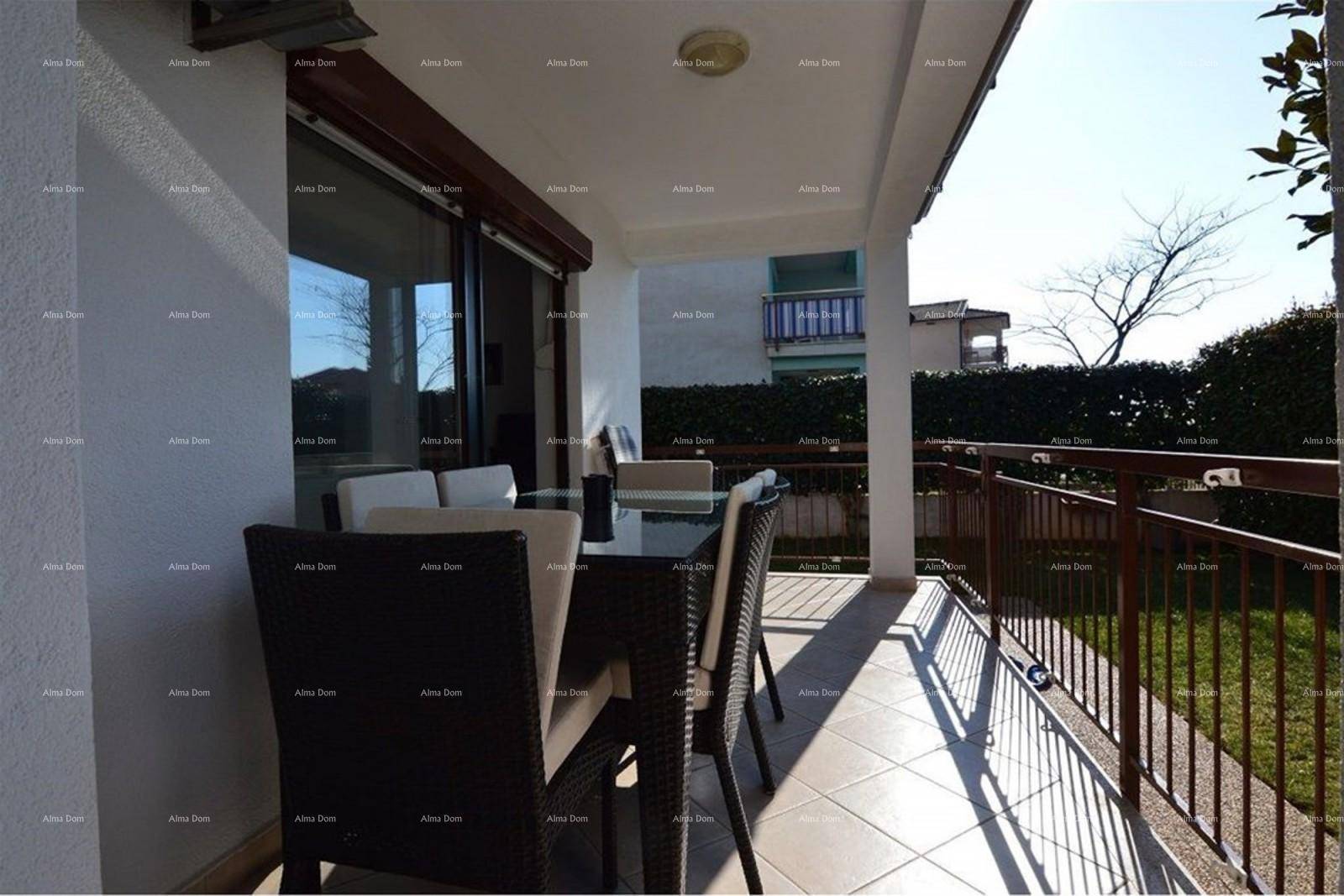 Terrasse mit Blick auf die Umgebung und angrenzenden Gartenbereich.