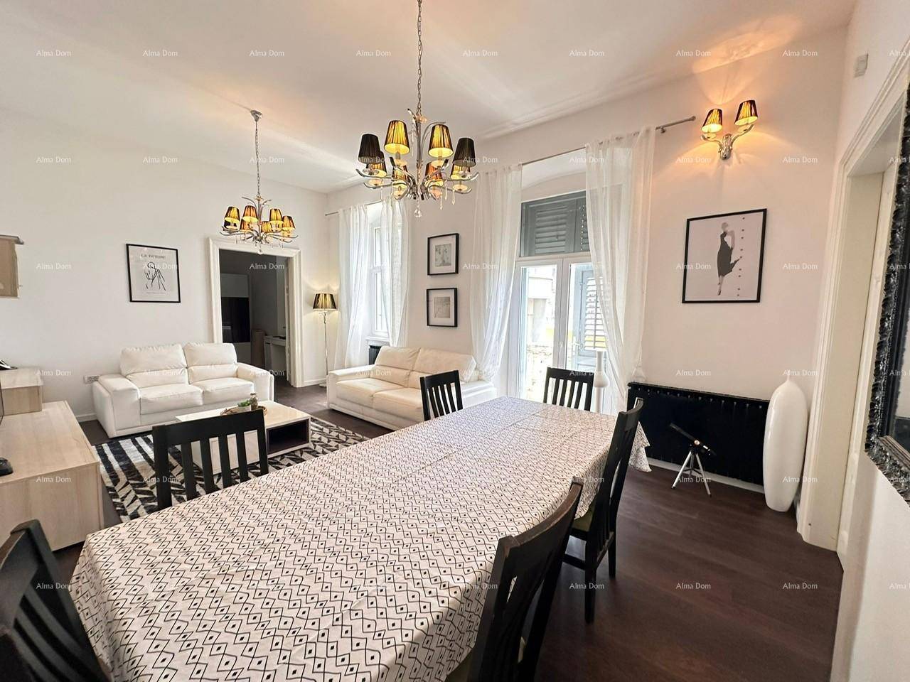 Geräumiges Wohn- und Esszimmer mit weißen Sofas, dunklem Holzboden und einem großen Esstisch.