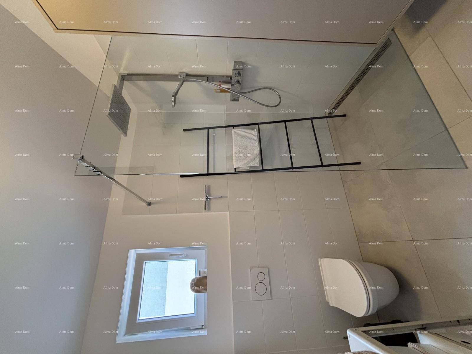 Modernes Badezimmer mit ebenerdiger Dusche, Wand-WC und Fenster.