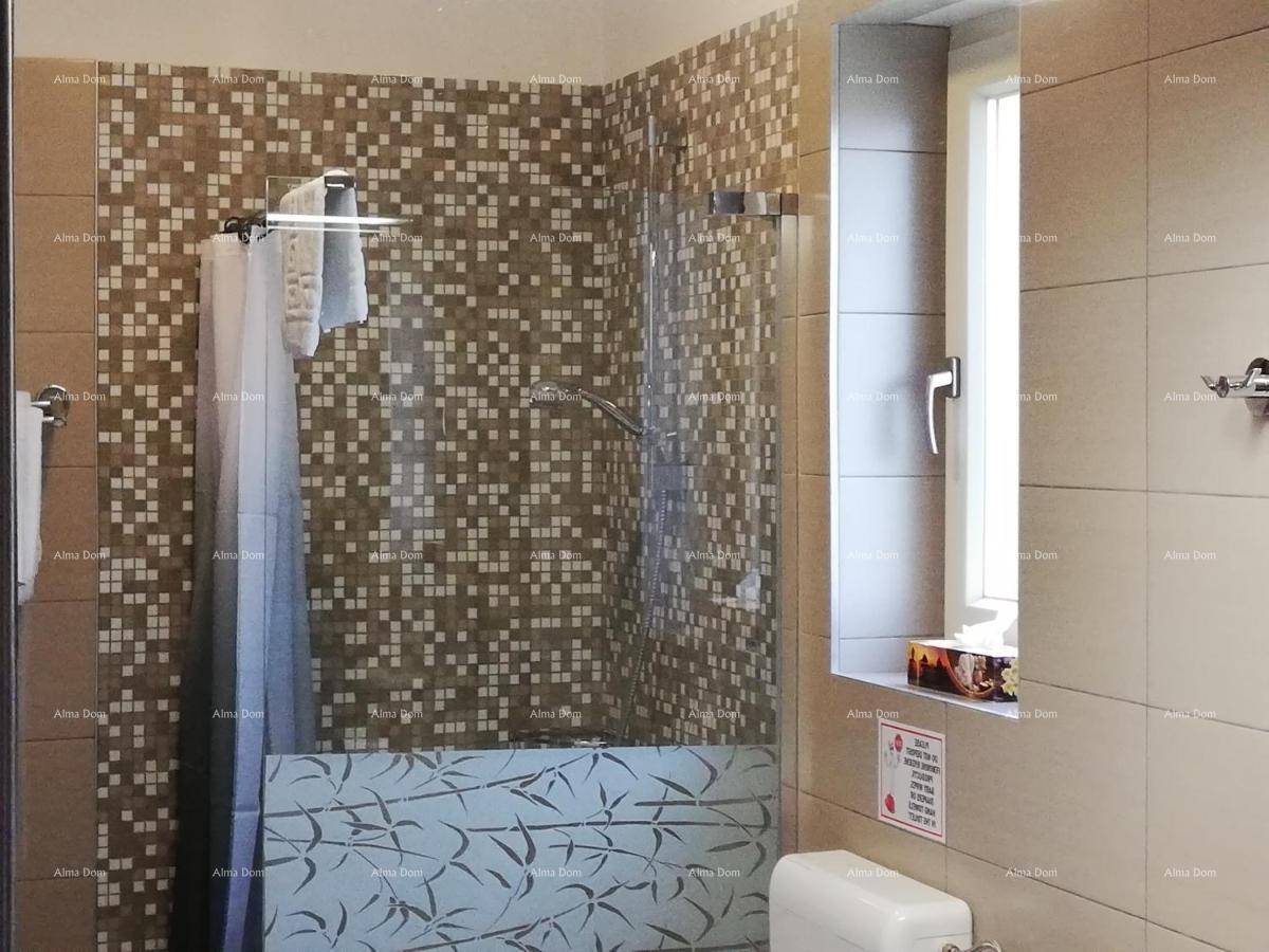 Modernes Badezimmer mit Duschkabine, Mosaikfliesen und einem Fenster für natürliche Belüftung.
