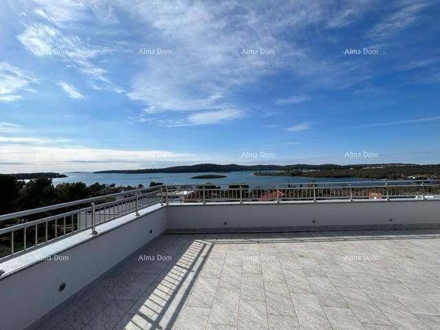 Weitläufige Dachterrasse mit Edelstahlgeländer und atemberaubendem Panoramablick auf das Meer.