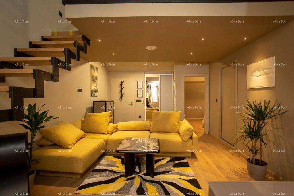 Geräumiger Wohnbereich mit großem gelbem Ecksofa, modernem Teppich und offener Treppe, die zum oberen Stockwerk führt.