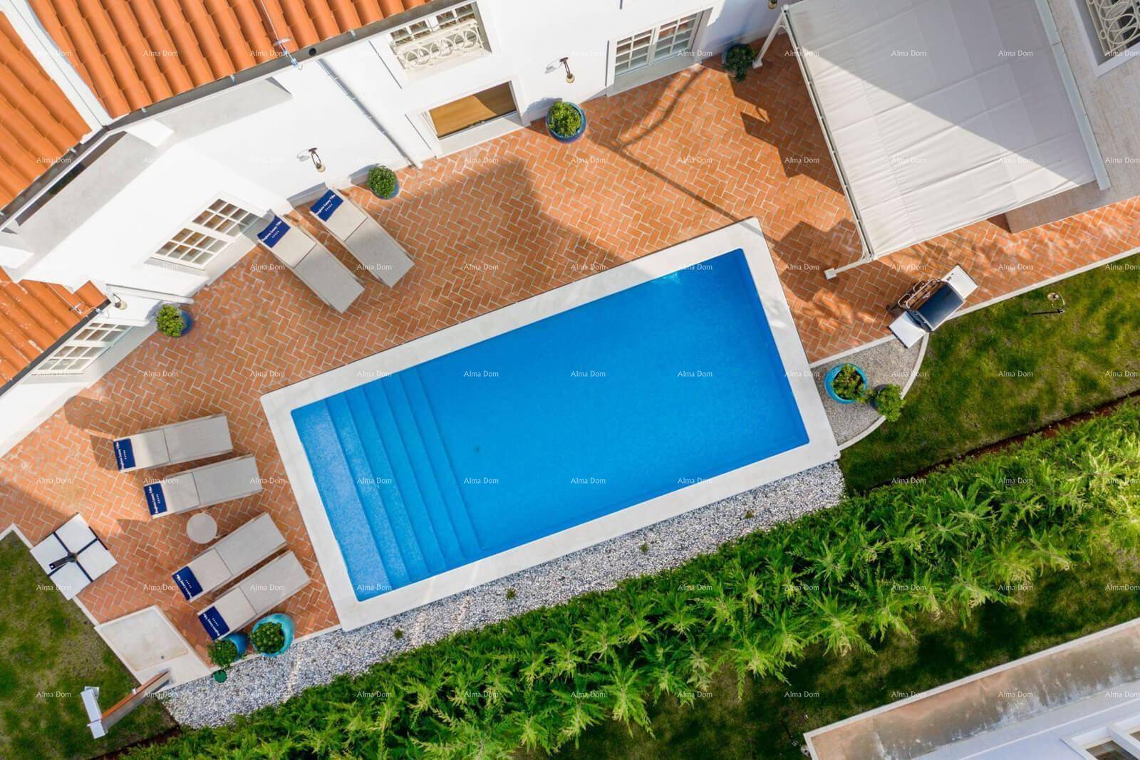 Luftaufnahme der luxuriösen Villa mit großem Pool und weitläufiger Terrasse.