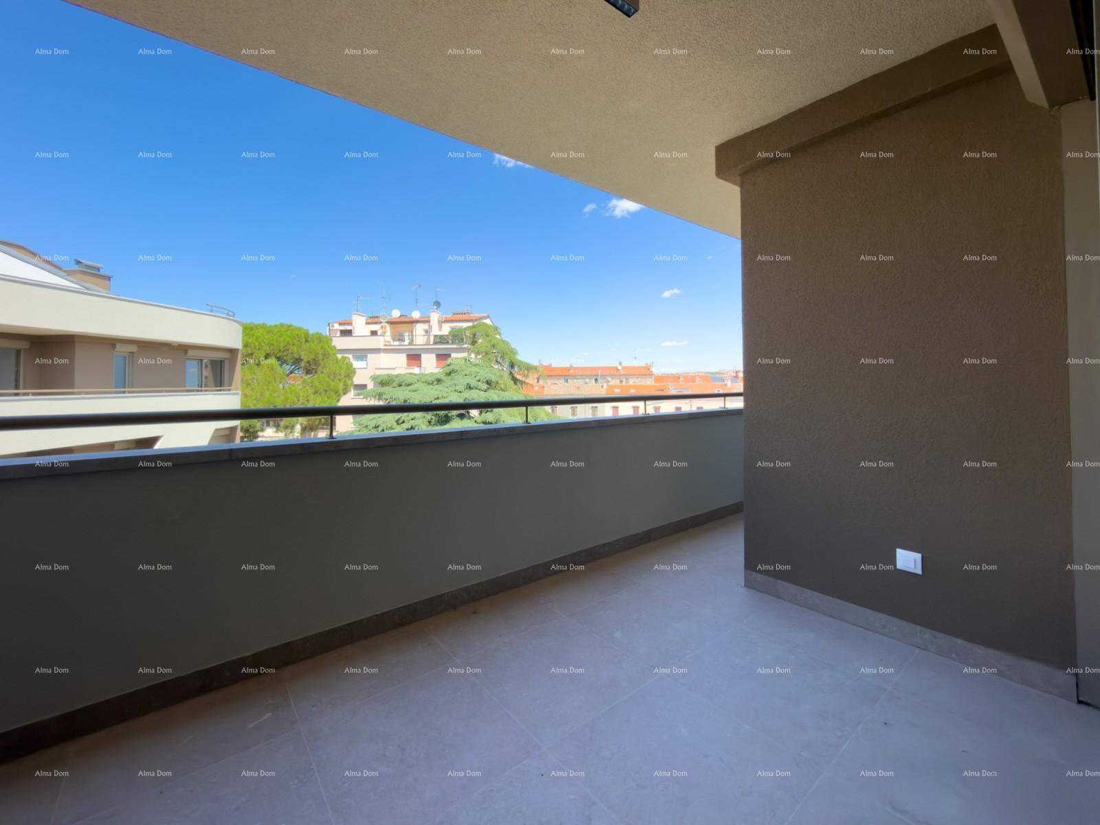 Geräumiger Balkon mit Fliesenboden und Blick auf die umliegende Stadtlandschaft.