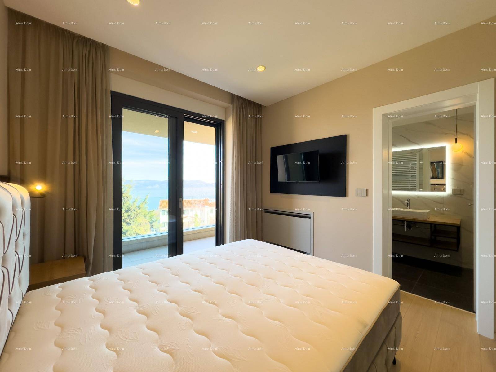 Komfortables Schlafzimmer mit direktem Zugang zum modernen Badezimmer und Meerblick.
