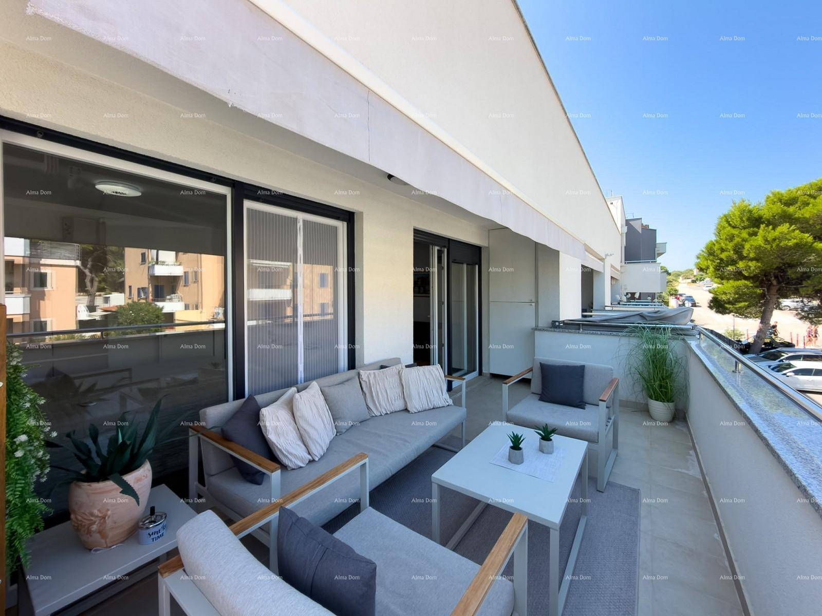 Langer Balkon mit modernen Möbeln und Blick auf die umliegenden Gebäude und Bäume.
