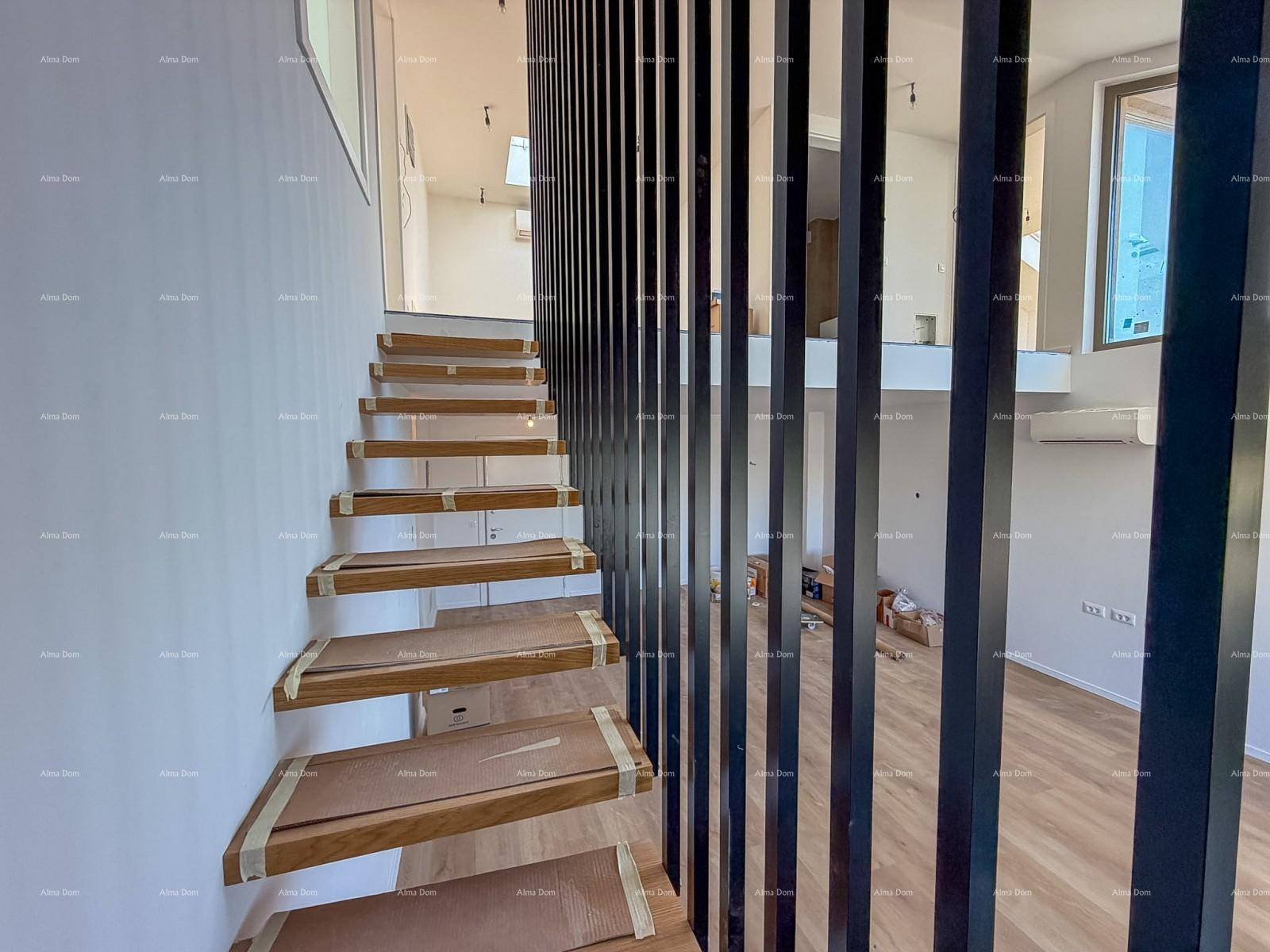 Moderne Holztreppe mit schwarzem Geländer, die zum Obergeschoss führt.