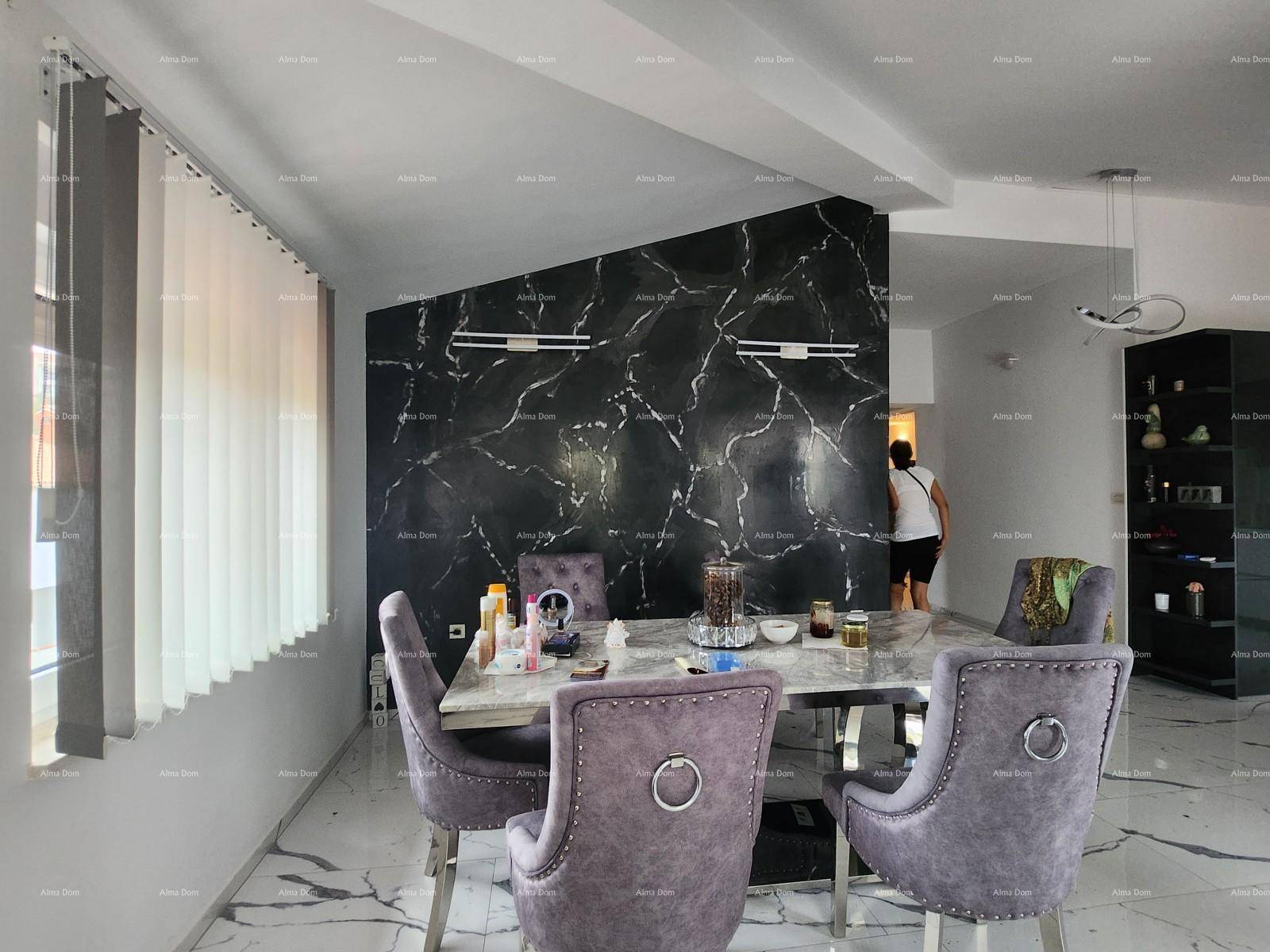Eleganter Essbereich mit Marmortisch, gepolsterten Stühlen und einer auffälligen schwarzen Wand.