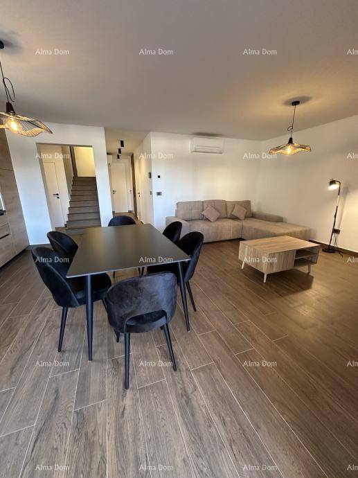 Geräumiger Wohn- und Essbereich mit beigem Sofa, Holztisch und modernem Design.