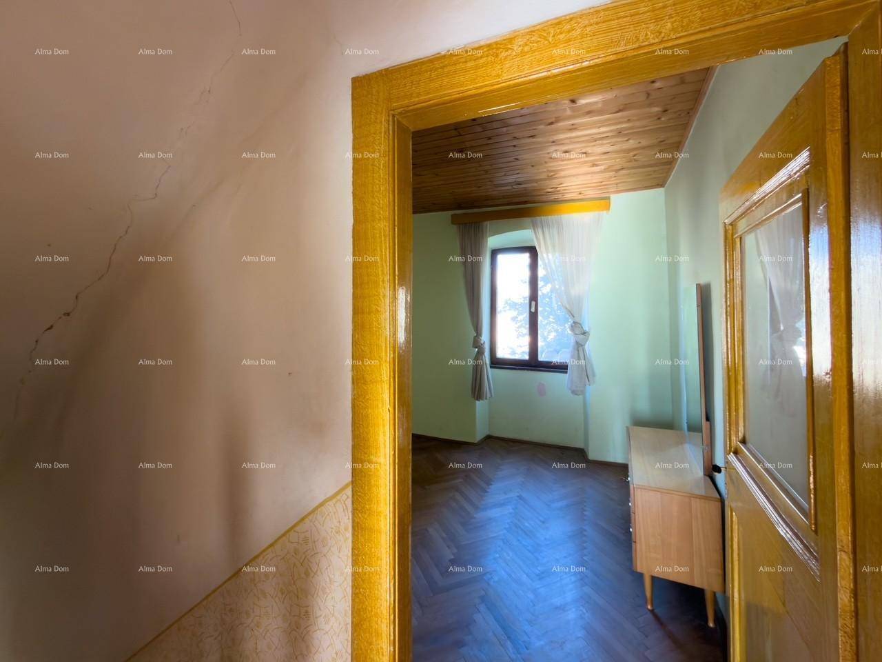 Flur mit gelbem Türrahmen, der zu einem Schlafzimmer mit Holzdecke und Parkettboden führt.