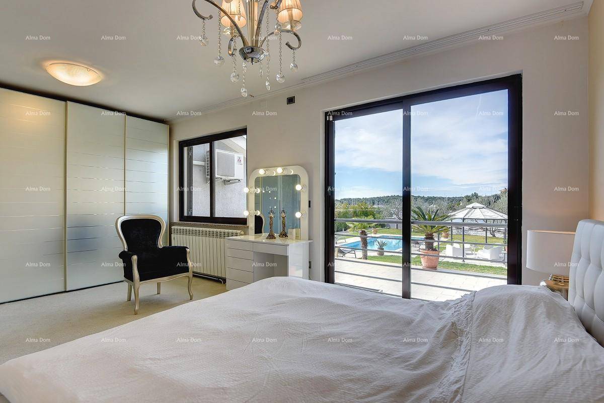 Schlafzimmer mit großen Fenstern, Blick auf den Pool und Einbauschränken.
