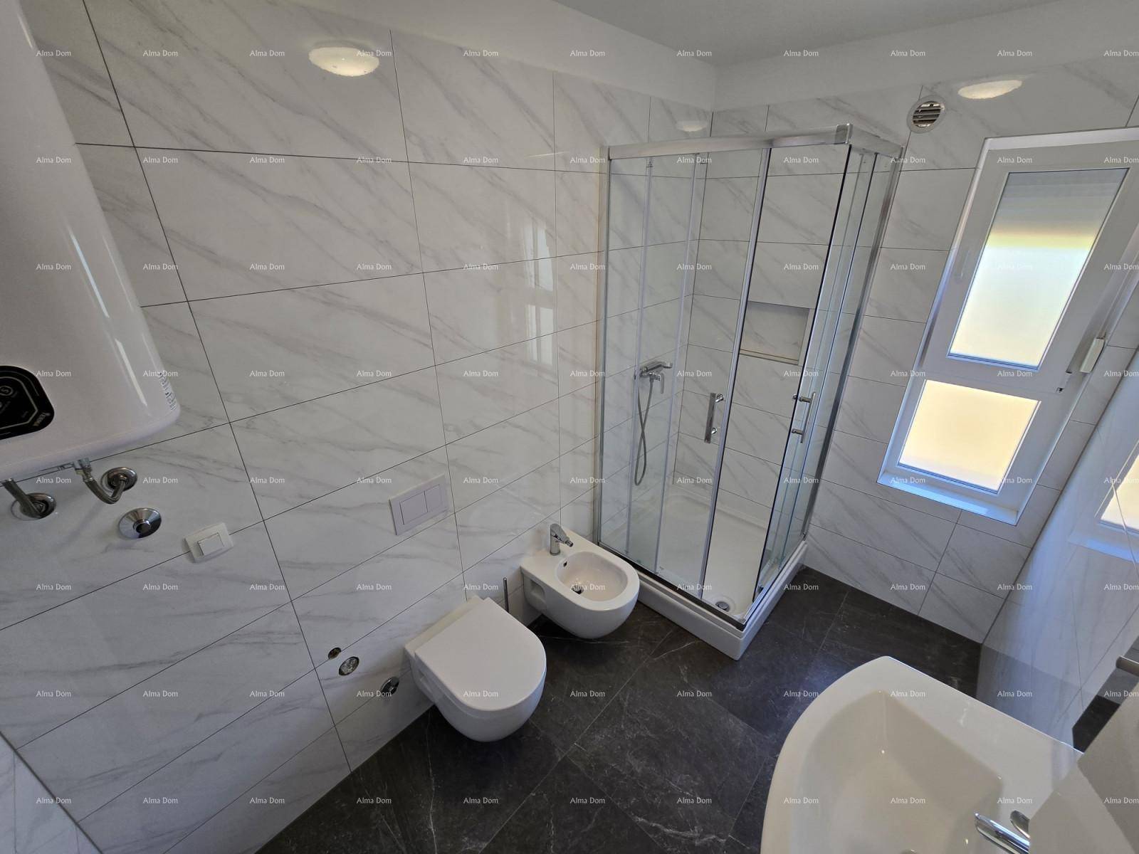 Modernes Badezimmer mit Duschkabine, WC, Bidet und Fenster, komplett gefliest in hellen Tönen.