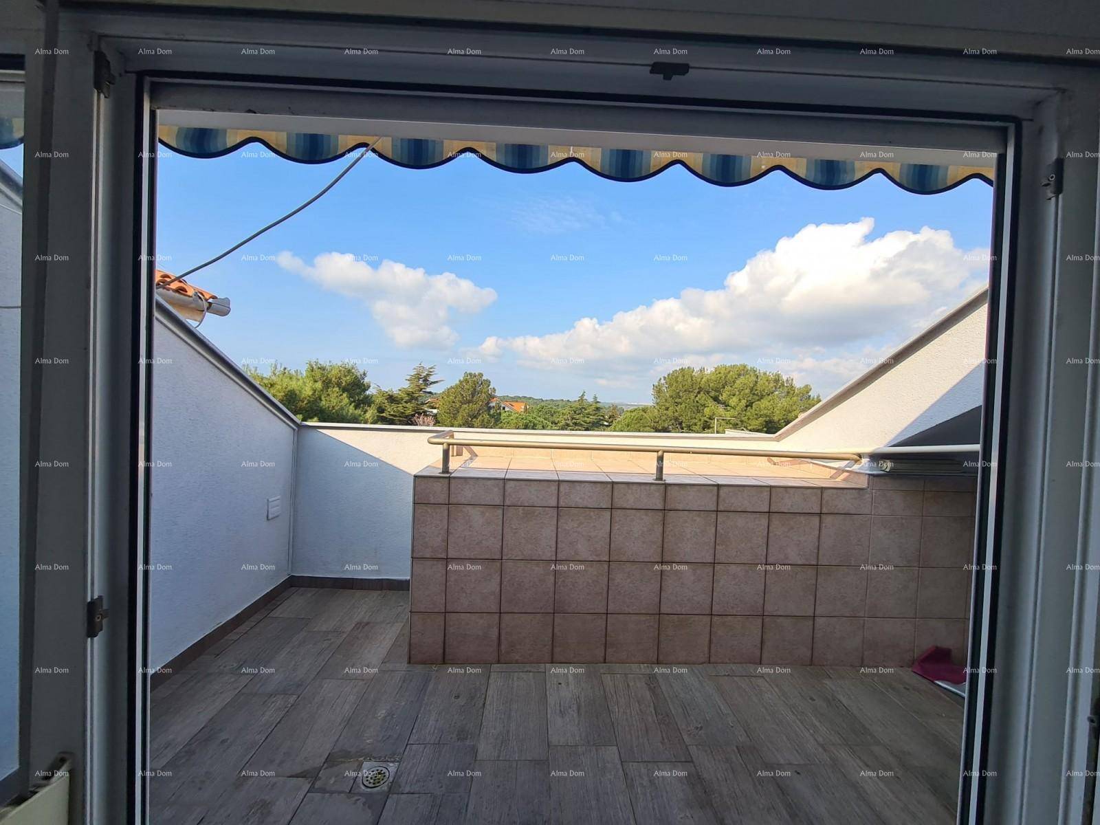 Innenansicht mit Zugang zu einer gefliesten Terrasse, die einen weiten Blick auf die Umgebung bietet.