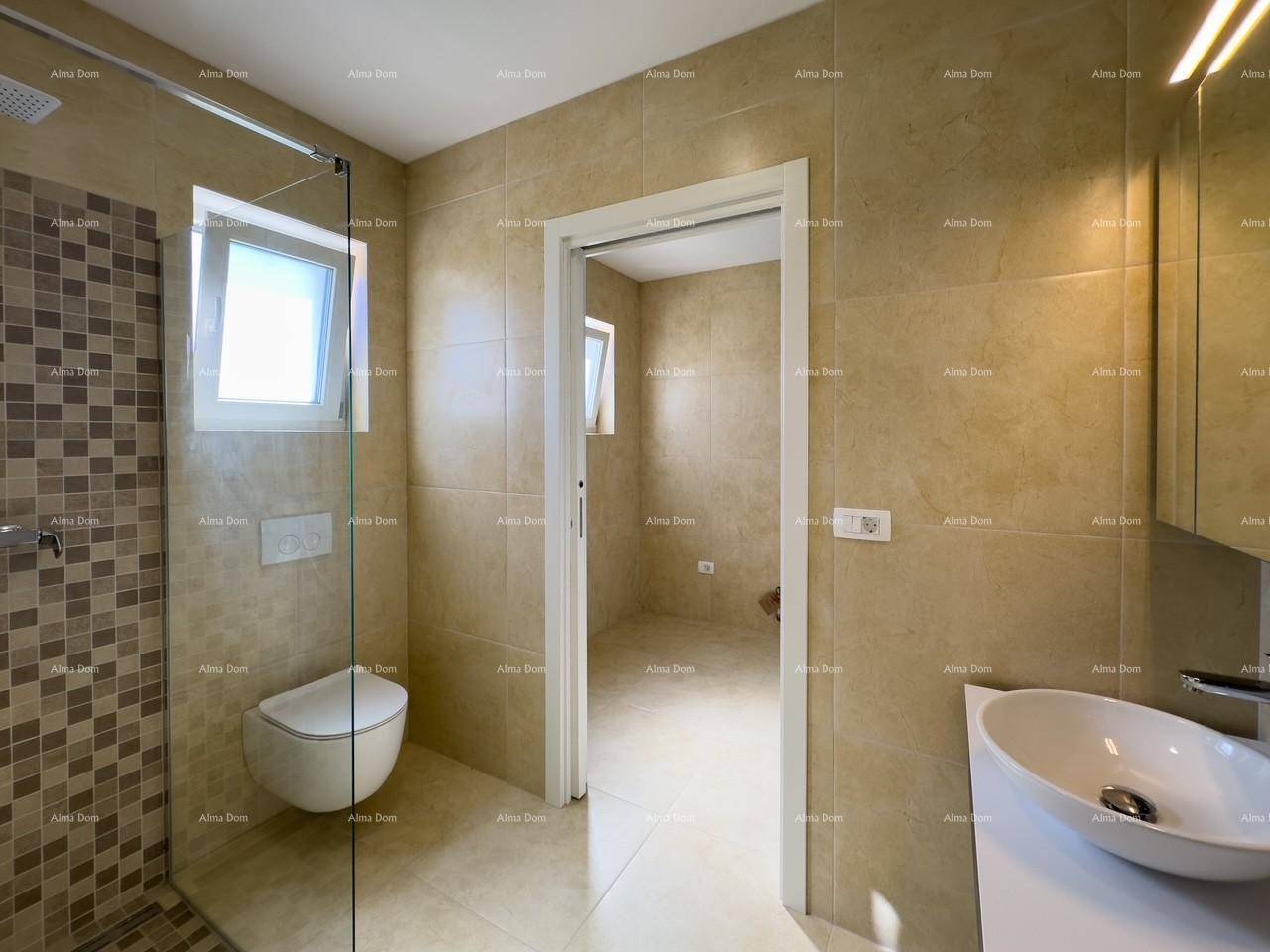 Badezimmer mit moderner ebenerdiger Dusche, wandhängendem WC und Blick in den angrenzenden Raum.