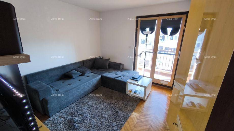 Gemütliches Wohnzimmer mit großem Ecksofa, Teppich und Zugang zum Balkon.