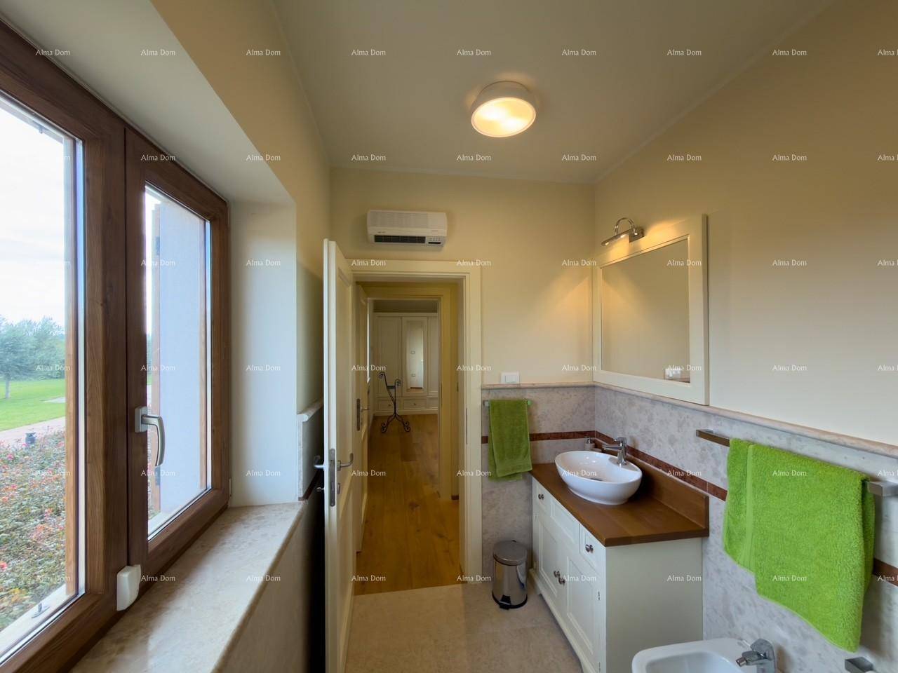 Helles Badezimmer mit Fenster, Einzelwaschbecken und Bidet, bietet einen Blick ins Grüne.