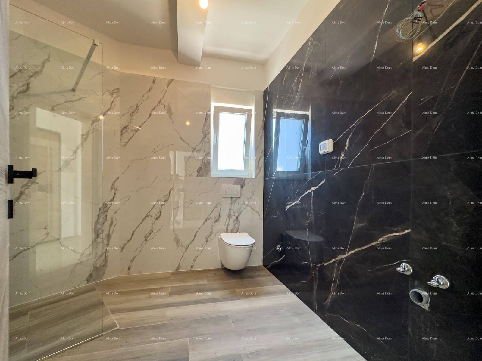 Modernes Badezimmer mit großen Marmorfliesen in Schwarz und Weiß, ausgestattet mit einer begehbaren Dusche.