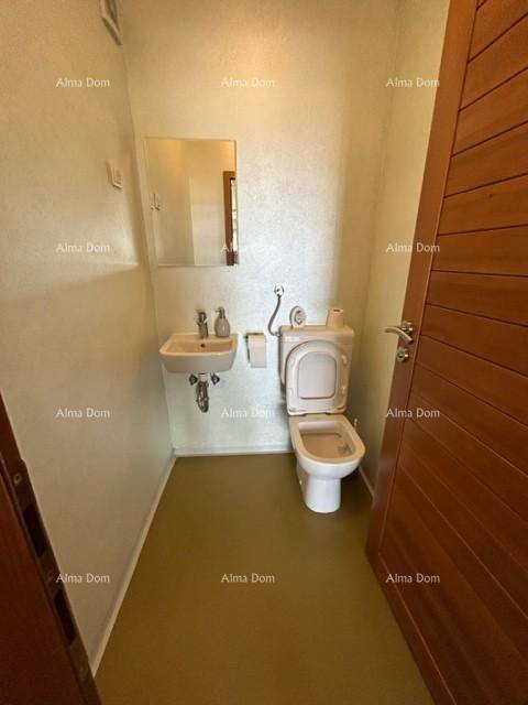 Kleines Gäste-WC mit Waschbecken und Toilette, funktional und hell.