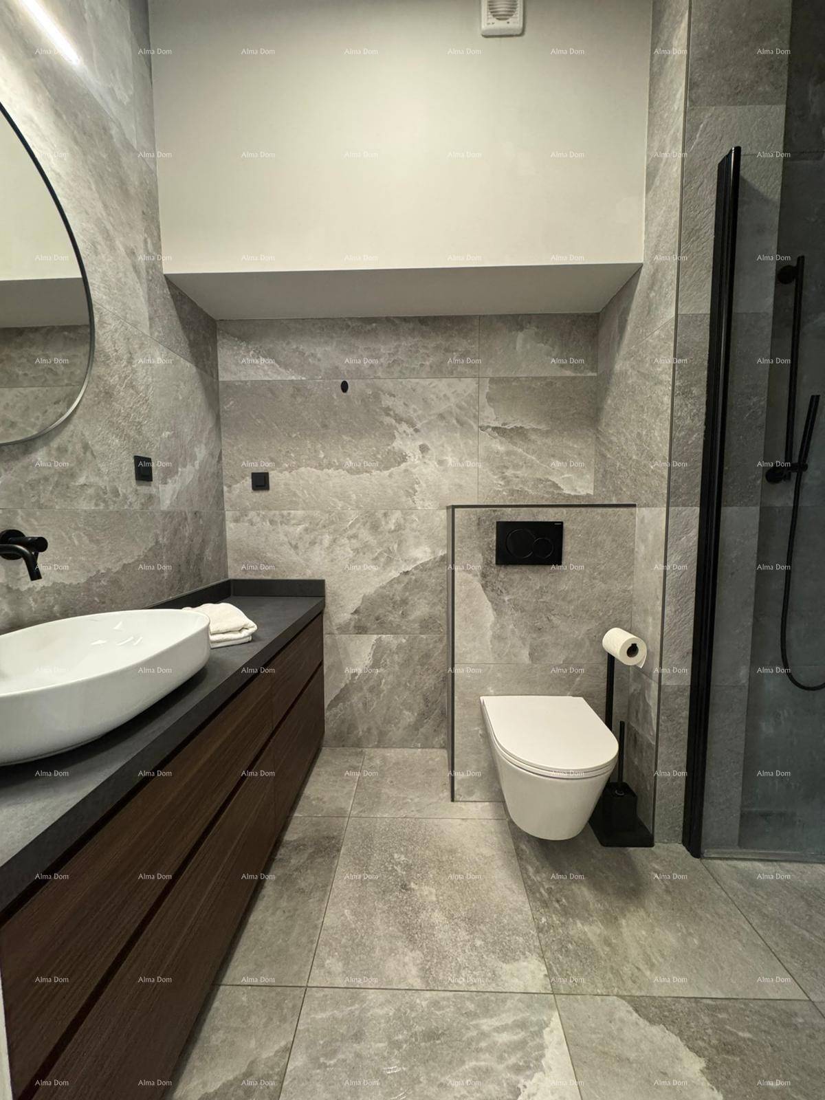 Elegantes Badezimmer mit großformatigen grauen Fliesen, moderner Duschkabine und minimalistischem Design.