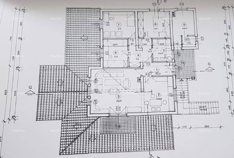 Grundriss eines Obergeschosses mit Wohnbereichen, Schlafzimmern und Balkonen.
