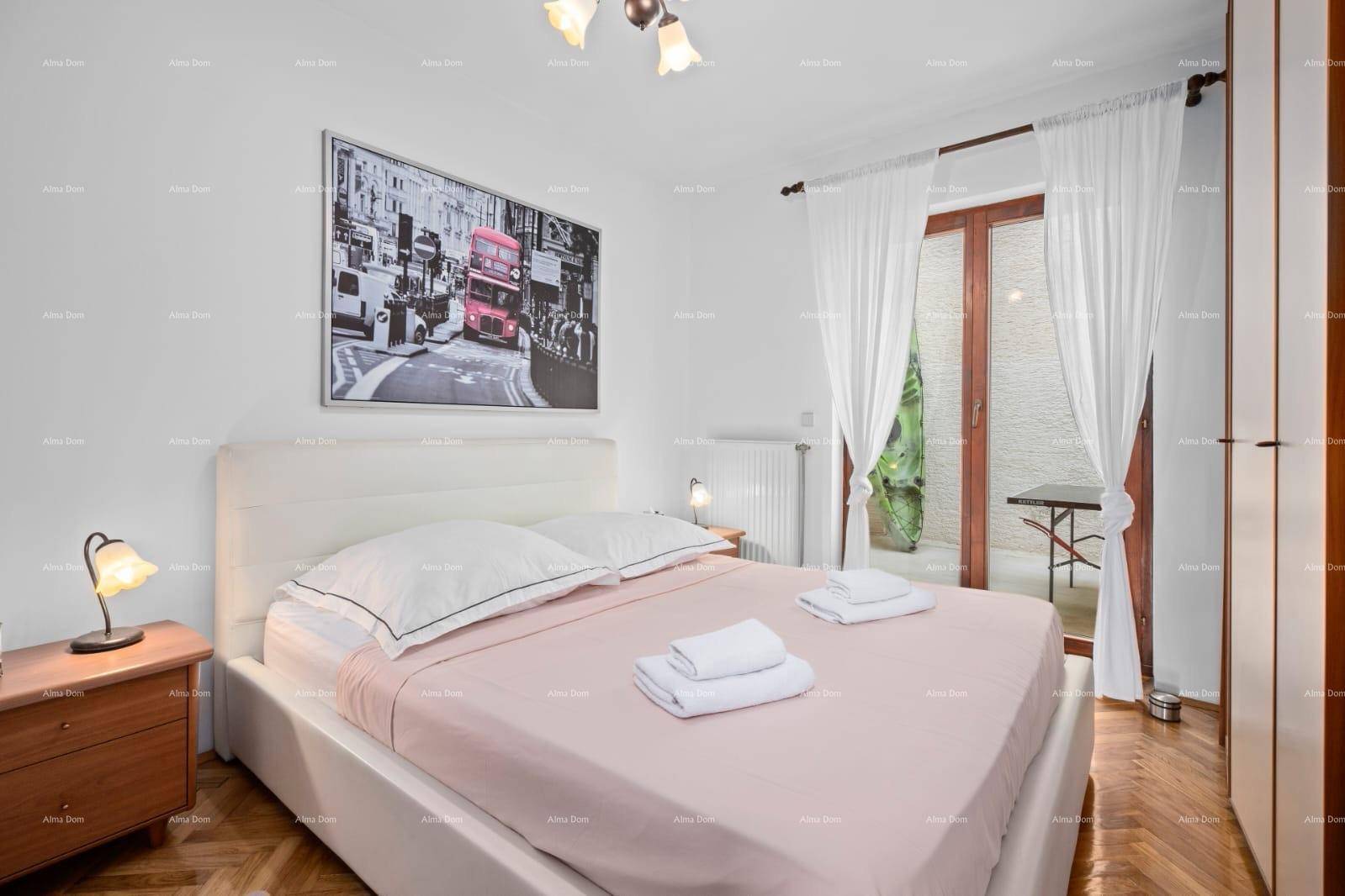 Helles Schlafzimmer mit Doppelbett, Holzboden und Zugang zu einem privaten Außenbereich.