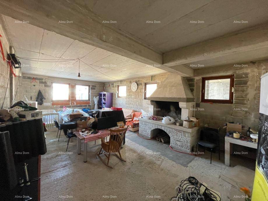 Geräumiger Kellerraum mit traditionellem Kamin und vielseitiger Nutzungsmöglichkeit.