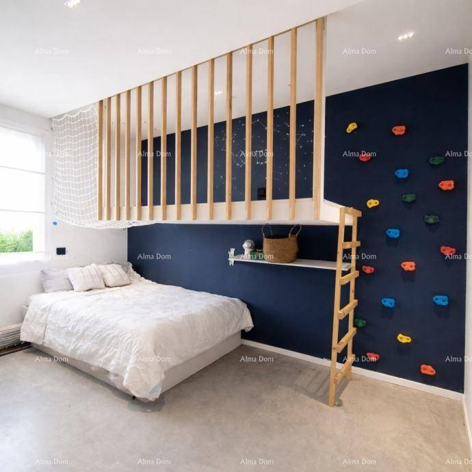 Kinderzimmer mit Kletterwand, Hochbettkonstruktion und einem gemütlichen Bett für spielerische Aktivitäten.