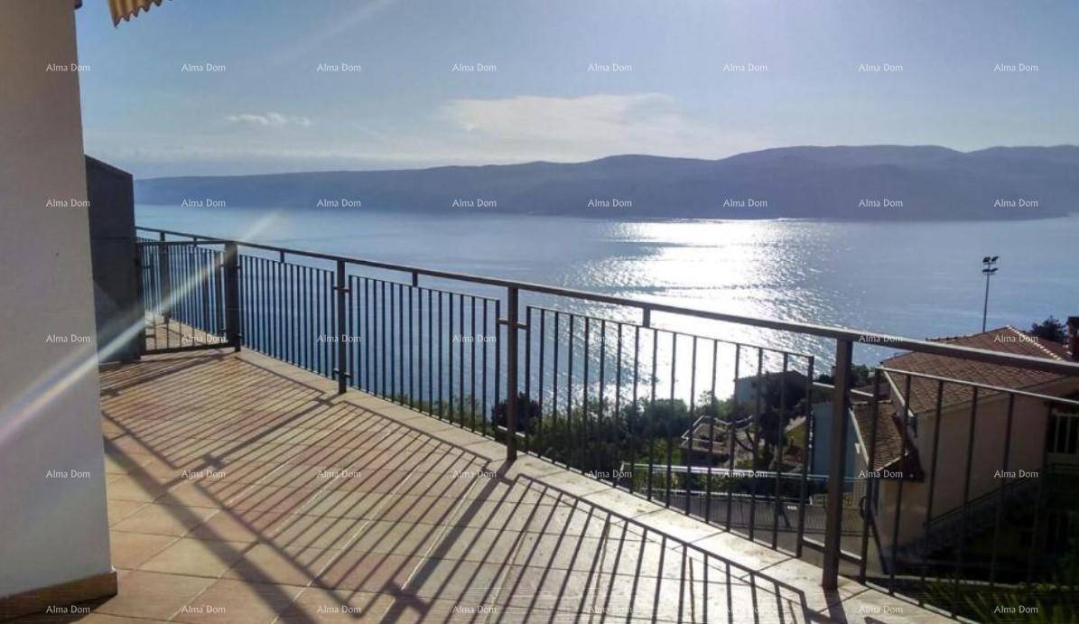 Geräumige Terrasse mit Metallgeländer und atemberaubendem Blick auf das glitzernde Meer.