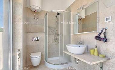 Modernes Badezimmer mit Duschkabine, wandhängendem WC und Aufsatzwaschbecken.